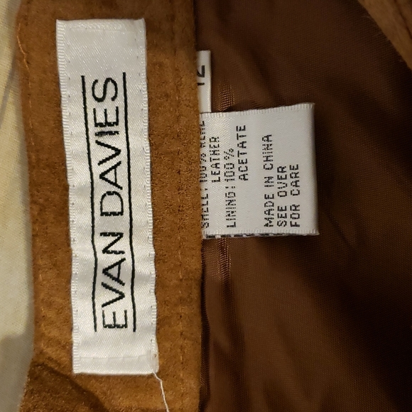 Gold tan suede shorts - Picture 5 of 6